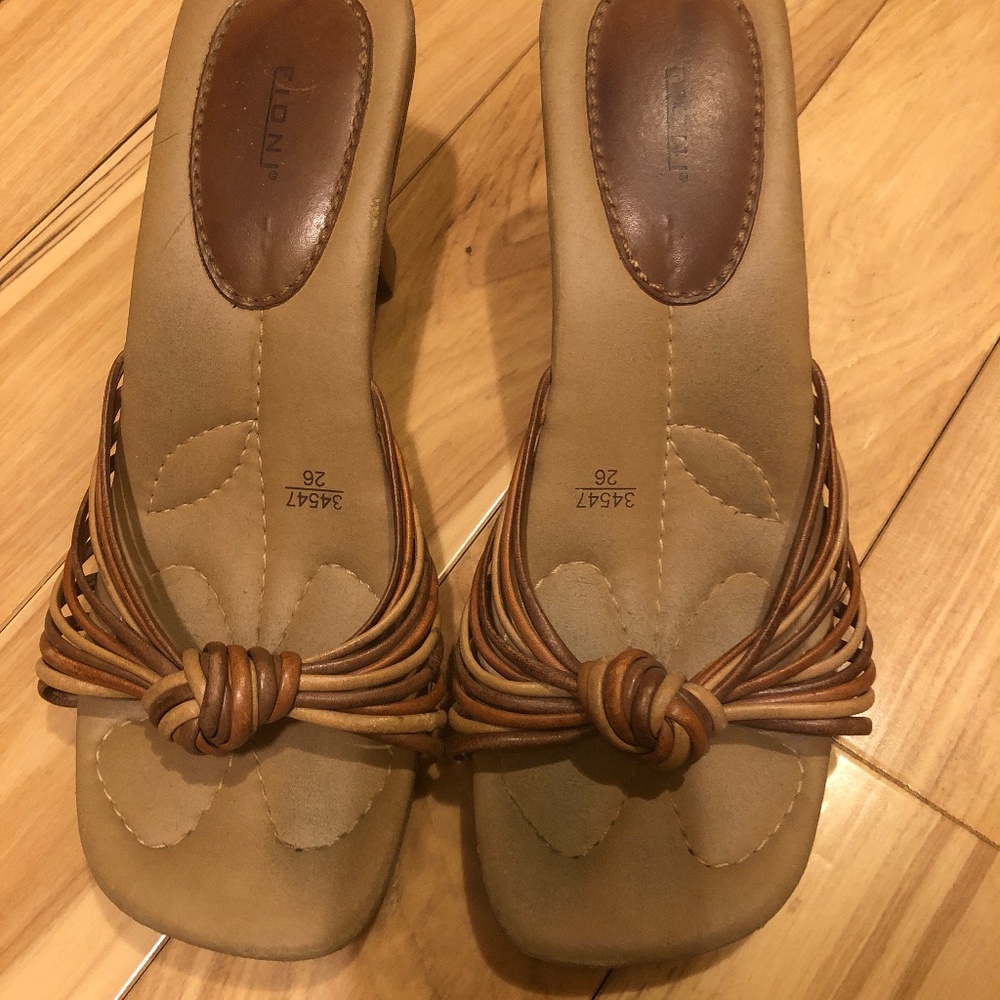 Fioni size 8.5 summer heels
